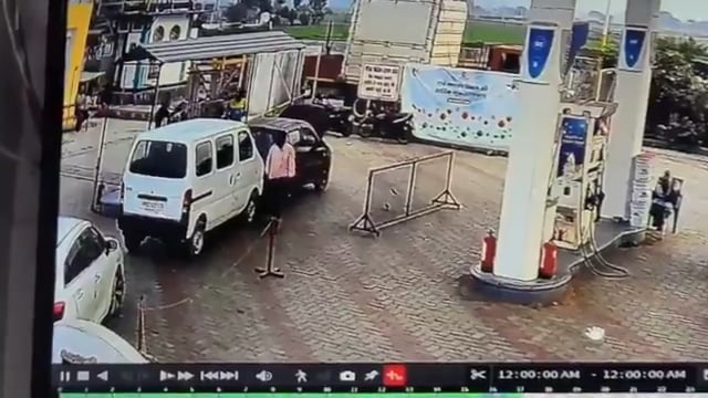 ▶️.....मध्‍य प्रदेश के ग्वालियर में सीएनजी भरवाने पंप पर गया युवक हार्ट अटैक की वजह से बेसुध होकर जमीन पर गिर पड़ा। अरमान खान, शंकर भदौरिया और रविंद्र कुशवाहा तुरंत मदद के लिए दौड़े। अरमान करीब 55 सेकेंड तक युवक की छाती को पंप करता रहा, जिससे युवक की धड़कन लौट आई। CPR ने युवकी जान बचा ली। बाद में उसे इलाज के लिए डबरा सिविल अस्पताल भेज दिया गया। अरमान ने बताया क‍ि उसने सोशल मीडिया पर कई बार सीपीआर के वीडियो देखे थे। बस वही काम आ गया।*