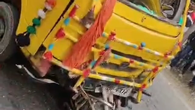 स्कूली मैजिक वाहन, साइकिल व मोटरसाइकिल की टक्कर में दो जख्मी, रेफर