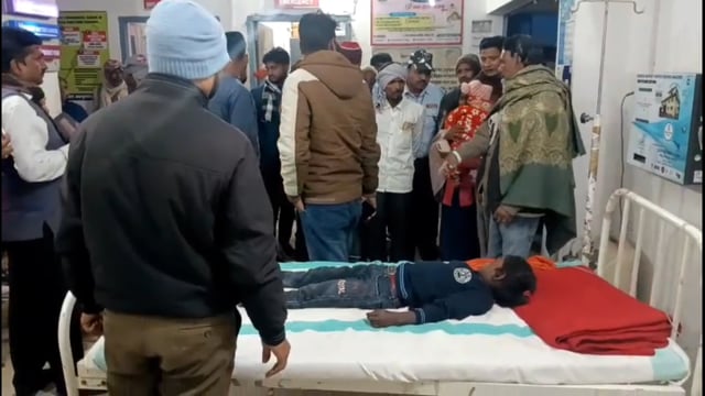सड़क दुर्घटना में पिता पुत्र जख्मी, ग्रामीणों ने पहुंचाया अस्पताल।