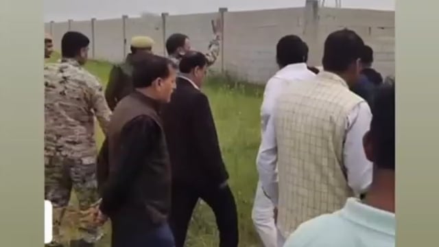 किसान नेताओं के आंदोलन करने पर मथुरा वृंदावन नगर निगम ने भू माफिया के खिलाफ जमीन पर कब्जा हटाया