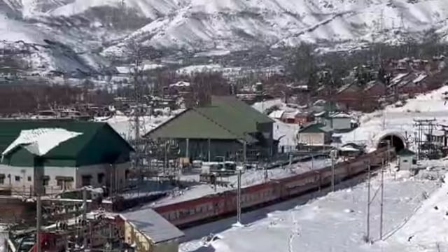 ▶️......कश्मीर की खूबसूरत घाटियों में वंदे भारत ट्रेन*🚆

*यह वीडियो स्विट्जरलैंड का नहीं है!* 

*बनिहाल सुरंग कश्मीर का है।*