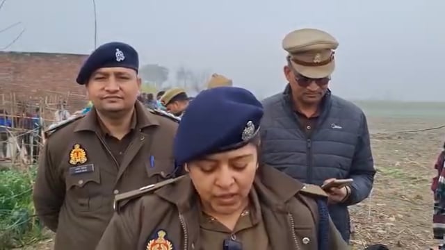 पत्नी ने प्रेमी संग मिलकर पति की गला रेतकर हत्या
शाहजहांपुर। पुवायां थाना क्षेत्र के बटपुरा चंदू गांव में पत्नी ने अपने प्रेमी और उसके दो साथियों के साथ मिलकर पति बलराम (30) की चाकू से गला रेतकर हत्या कर दी। वारदात मासूम बच्चों के सामने अंजाम दी गई। सुबह देवर के पहुंचने पर कमरे में खून से लथपथ शव मिला। पुलिस ने आरोपी पत्नी को हिरासत में ले लिया है। मृतक के 5 वर्षीय बेटे के बयान के आधार पर अन्य आरोपियों की तलाश की जा रही है। फॉरेंसिक टीम ने मौके से साक्ष्य जुटाए, शव पोस्टमॉर्टम को भेजा गया।