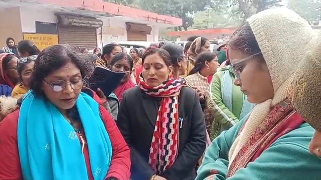 कम मानदेय के खिलाफ आंगनबाड़ी कार्यकर्ताओं का प्रदर्शन
छह हजार रुपये में नहीं चल पाता घर, बोलीं—बढ़े मानदेय तो मिले राहत
