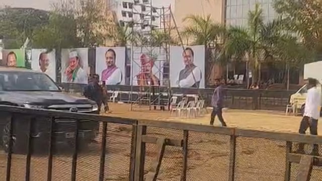 शरद पवार जवळ येताच साहेब दादांना सोडून निघालो का असे म्हणत भरत चामले यांनी हंबरडा फोडला