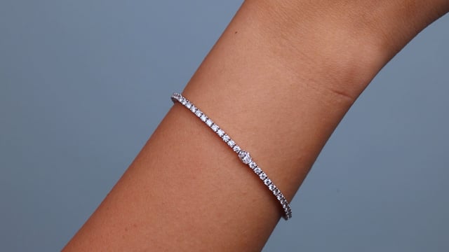 Tennis Bracelet with Oval Diamond - Video