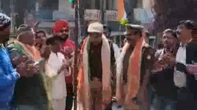 *ऑल इंडिया एंटी करप्शन सर्विस ट्रस्ट टीम द्वारा गणतंत्र दिवस पर लहराया तिरंगा**  
मुजफ्फरनगर। ऑल इंडिया एंटी करप्शन सर्विस ट्रस्ट के द्वारा झांसी की रानी के समीप तिरंगा लहराया गया जिसमें मुख्य अतिथि शहर कोतवाल बबलू शर्मा व एंटी करप्शन टीम पदाधिकारी मौजूद रहे, प्रदेशध्यक्ष विकास बालियान,जिलाध्यक्ष विक्की चावला और विपिन सिंघल, राजकुमार  कालरा,संजय मिश्रा ,संजय गोस्वामी ,नदीम अंसारी ,रविकांत  ,श्रेय मित्तल, सनी अहलूवालिया, प्रवीण कुमार ,नितिन बालियान ,मुकेश कश्मीरी ,अनिल गर्ग ,पंकज लूथरा, लोकेंद्र, संजय गुप्ता, राघव मित्तल,शुभम गुप्ता, अनिल गर्ग,विशाल गोयल, संजय चावला, अक्षय बालियान आदि सदस्य मौजूद रहे.