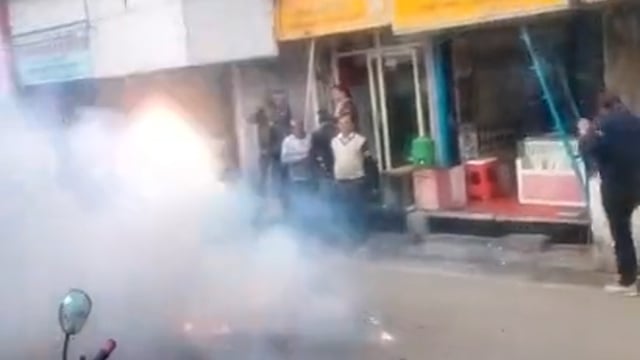 शाहजहांपुर में यूजीसी के नए कानून पर सुप्रीम कोर्ट की रोक, जनराज्य फ्रंट इंडिया ने जताई खुशी
यूजीसी के नए कानून पर सुप्रीम कोर्ट द्वारा रोक लगाए जाने के फैसले से जनराज्य फ्रंट इंडिया में खुशी का माहौल है। संगठन के राष्ट्रीय अध्यक्ष अजय पांडेय अंशु ने इस निर्णय का स्वागत करते हुए कार्यकर्ताओं के साथ मिठाइयां बांटीं और पटाखे छुड़ाकर खुशी मनाई।