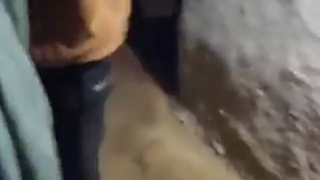 ▶️.....यूपी के जालौन में एक नशेबाज को शांत कराने पुलिस की टीम पहुंची थी,लेकिन मजे की बात ये थी कि पुलिस वाले खुद टल्ली थे
ऐसे में विवाद को शांत कराने के बजाय पुलिस वालों को जमकर नशेबाजी की
महिलाओं ने वीडियो बनाया, जो वायरल हो रहा है