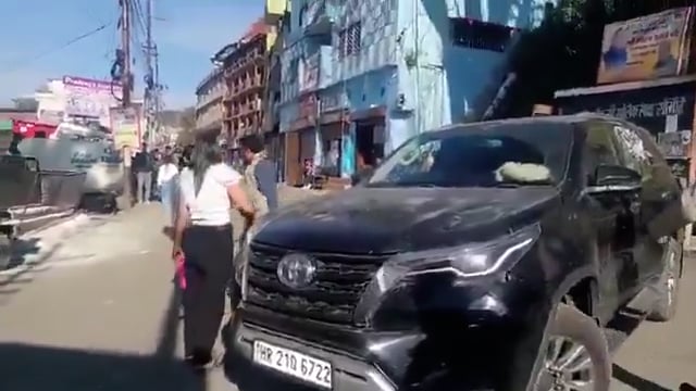 ▶️.......अल्मोड़ा - हरियाणा की अंतरराष्ट्रीय मुक्केबाज स्वीटी बूरा को लेकर एक घटना सामने आई है, 
पहले उन्होंने सड़क पर कूड़ा फेंका और एक स्थानीय युवक ने उनसे उसे पास के कूड़ेदान में डालने का अनुरोध किया, इसी बात पर उन्होंने युवक को थप्पड़ मार दिया और उससे कहा कि क्या तुम्हें पता है मैं कौन हूं, साथ ही उसका फोन छीनने की भी कोशिश की