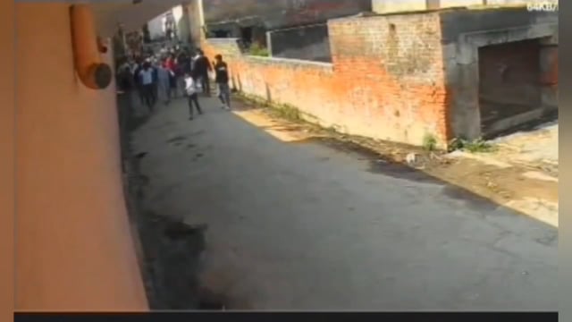 ▶️.......हापुड़ - हिंदू देवताओं पर आपत्तिजनक टिप्पणी के विरोध के बाद दीपक प्रजापति के साथ कथित तौर पर मारपीट की गई, उसकी मां को पंचायत में बुलाकर माफी मंगवाने और गांव में घुमाने का आरोप है, बाद में युवक को पांच घंटे तक थाने में बैठाए जाने की बात सामने आई, पुलिस ने मामले में चार लोगों को गिरफ्तार किया है