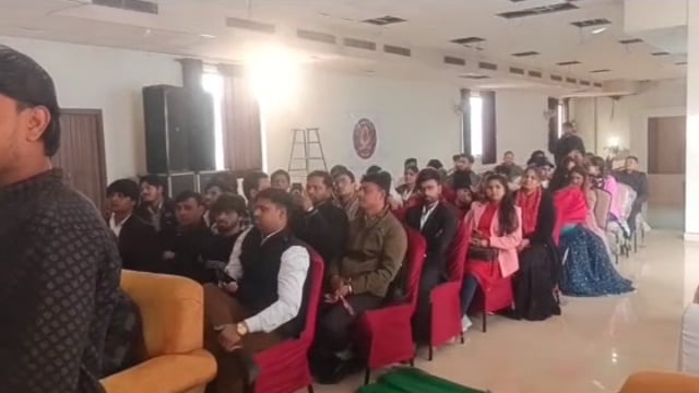 MANT- मथुरा वृंदावन में उभरती प्रतिमाओं का मंच बना, दाराइज ओपन माइक,,