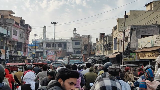 खतौली में लगा घंटो जाम हम पाहुंच गाई परेशान सिंगल फ्लोर होने की वजह से हो रही है परेशानी सभी को रोज की यही परेशानी है