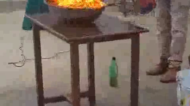 एसएनपब्लिकस्कूल मेंआगलगनेपर फायरकर्मी अनिल ने प्रबंधक सुनीलमिश्रा प्रिंसिपलममता मिश्राछात्राओं कोबुझाने के तरीके बताए 