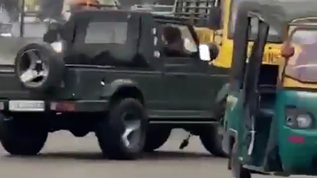 ▶️.....रामपुर-अमीरजादे मनप्रीत ने अपनी जीप से ई-रिक्शा को टक्कर मारी
नुकसान की भरपाई की आस में रिक्शेवाला सामने आकर खड़ा हो गया,मनप्रीत ने जीप बढ़ा दी,रिक्शेवाला जीप के बोनट पर लटक गया,मनप्रीत उसकी जान की परवाह किये बगैर स्टंट करता रहा
वीडियो वायरल होने पर पुलिस ने मनप्रीत शांतिभंग में कार्रवाई की है और जीप सीज कर दी है