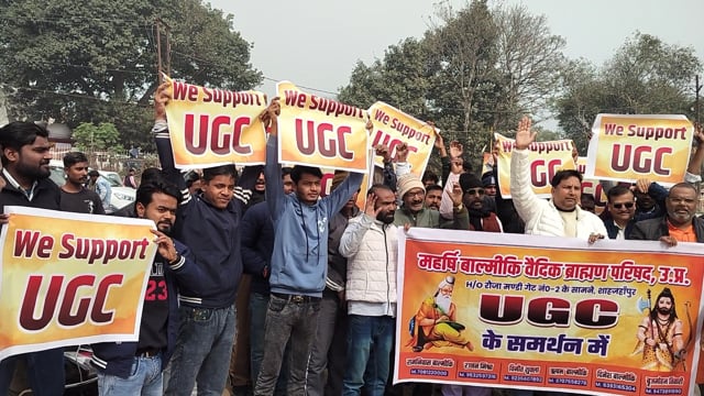 शाहजहांपुर।
महर्षि बाल्मीकि वैदिक ब्राह्मण परिषद, उत्तर प्रदेश की ओर से नई शिक्षा नीति–2020 (NEP-2020) तथा विश्वविद्यालय अनुदान आयोग द्वारा अधिसूचित UGC (Promotion of Equity in Higher Education Institutions) Regulations–2026 के लिए समाज की ओर से धन्यवाद एवं विधिक निवेदन ज्ञापन प्रस्तुत किया गया। यह ज्ञापन महामहिम राष्ट्रपति महोदय, भारत गणराज्य को जिलाधिकारी शाहजहांपुर के माध्यम से भेजा गया।