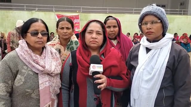 शाहजहांपुर।
उत्तर प्रदेश आशा वर्कर्स यूनियन के आह्वान पर आशा व आशा संगिनी कर्मी 15 दिसंबर 2025 से अनिश्चितकालीन हड़ताल पर हैं। शुक्रवार को खिरनीबाग रामलीला मैदान में सैकड़ों आशाओं ने कड़ाके की ठंड में धरना-प्रदर्शन कर प्रधानमंत्री, जिलाधिकारी व सीएमओ को ज्ञापन सौंपा।
आशा कर्मियों ने 2005 से मिल रहे 600 रुपये मानदेय में वृद्धि, न्यूनतम वेतन, कर्मचारी का दर्जा, ईपीएफ-ईएसआई, बीमा व ग्रेच्युटी की मांग की। यूनियन ने चेतावनी दी कि मांगें पूरी न होने पर आंदोलन और तेज किया जाएगा।