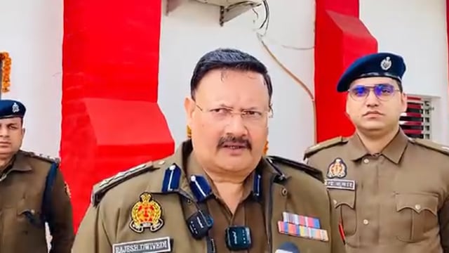 शाहजहाँपुर में डायल 112 के हाईटेक वाहन शामिल, कानून-व्यवस्था होगी और मजबूत
जनपद में शांति एवं कानून-व्यवस्था को और अधिक मजबूत करने की दिशा में डायल 112 के हाईटेक वाहनों को पुलिस बेड़े में शामिल किया गया है। पुलिस अधीक्षक ने बताया कि इन आधुनिक वाहनों से आपातकालीन स्थितियों में त्वरित पुलिस सहायता सुनिश्चित होगी। इससे न केवल आमजन को समय पर मदद मिलेगी, बल्कि अपराध नियंत्रण और पुलिस की कार्यक्षमता भी बेहतर होगी।