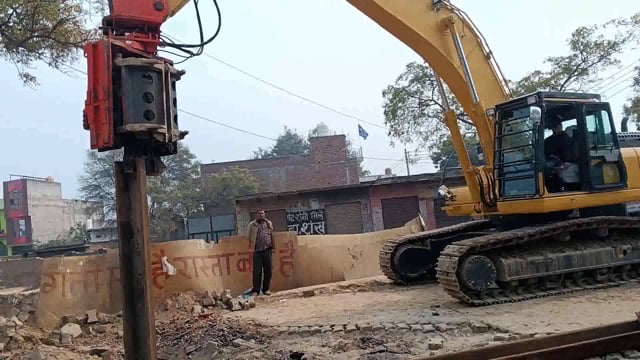 राया: पूर्वोत्तर रेलवे के राया स्थित समपार संख्या 343 स्पेशल पर अंडर ब्रिज कार्य ने पकड़ी तेजी, आवागमन हुआ बन्द