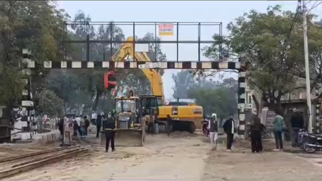 MANT- राया रेलवे अंडरपास के चलते कोयल,फाटक पर आवागमन किया बंद,मांट मार्ग पर लगा जाम,,