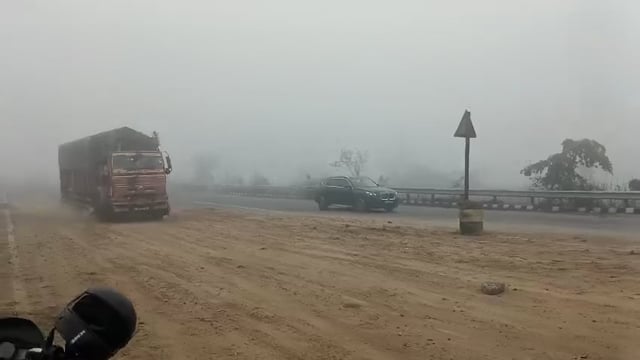 ▶️......यूपी- आगरा में इनर रिंग रोड पर टोल प्लाजा निर्माण के लिए सड़क पर मिट्टी डाल दी गई, लेकिन घने कोहरे के कारण यह साफ नजर नहीं आई और इसी वजह से कई वाहन मिट्टी के ढेर से टकरा गए। हादसों के बाद मौके पर अफरा-तफरी मच गई और यातायात प्रभावित हुआ। घटना का लाइव वीडियो सामने आने के बाद प्रशासन की लापरवाही पर सवाल उठने लगे हैं।