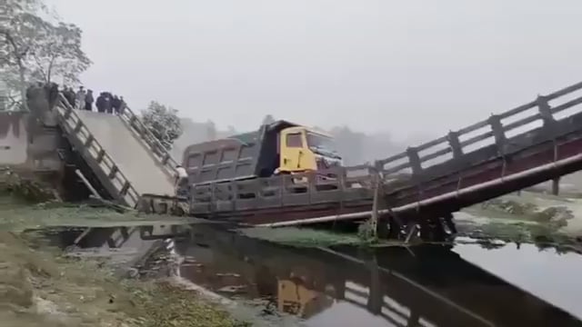 ▶️.....पश्चिम बंगाल में फिर एक पुल टूटा… पुल निर्माण में भारी भ्रष्टाचार को इसकी वजह बताया जा रहा है।