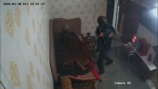 ▶️.....ये घटना शर्मसार और हैरान कर देने वाली है...
निशा अमेरिका में और बूढ़ी मां गाजियाबाद, यूपी में रहती है। मां की देखभाल के लिए निशा ने उनके कमरे में CCTV कैमरा लगवा दिया। फुटेज देखी तो पता चला कि मां की पिटाई हो रही है। ऐसा करने वाला उस मां का सगा बेटा निशांत ठाकुर है। वो मां के बाल खींचता है, उन्हें बिस्तर से गिराने का प्रयास करता है, उनकी दवाइयां फेंक देता है और लगातार घूंसे मारता है। बेटी ने गाजियाबाद पुलिस को फुटेज सौंप दी है।