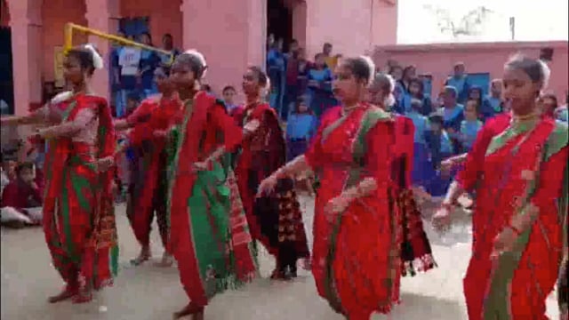 बिरनिया एवं नावाडीह,  विद्यालय के सेवानिवृत शिक्षक शिक्षिका की विदाई सह सम्मान समारोह में बच्चों कि स्वागत नृत्य-संगीत 