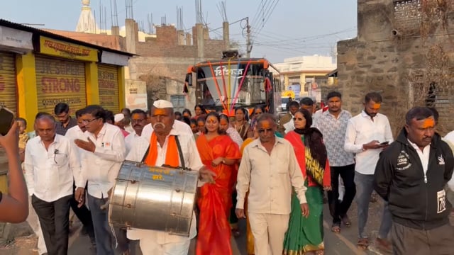 मायाक्का चिंचणी यात्रेला जाणाऱ्या झरे येथील भाविकांसोबत विद्याताई मोठे 