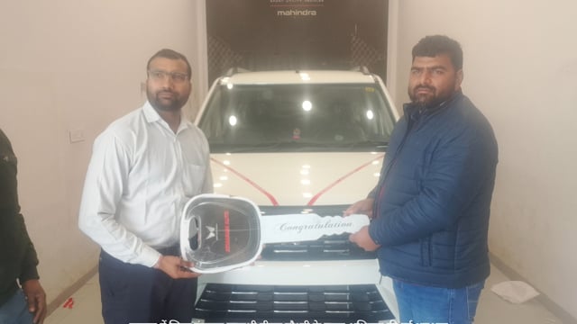 मथुरा नीरजचौधरी  जिला पंचायत प्रत्याशी बीजेपी नेनिकाली प्रचार केलिएगाड़ी विधायक राजेश चौधरीने गाडी पूजाकर आशीर्वाद दिया