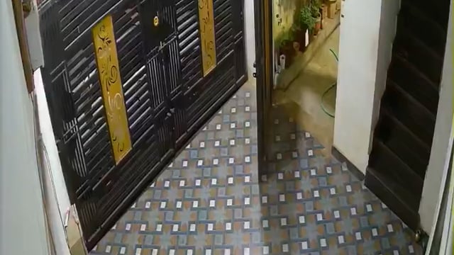 ▶️.....छत्तीसगढ़ के बिलासपुर शहर में एक घर के अंदर अचानक पानी की तेज धार निकल आने से अफरा-तफरी मच गई। बताया जा रहा है कि पड़ोस में वाटर प्लांट के लिए बोरिंग का काम चल रहा था, उसी दौरान यह घटना हुई।