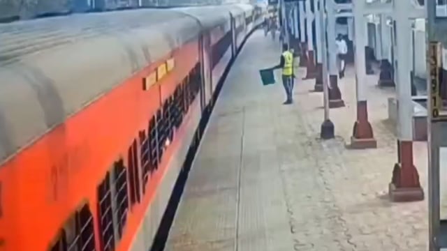 ▶️......प्रयागराज - नैनी रेलवे स्टेशन: कामायनी एक्सप्रेस के रवाना होते समय एक यात्री ने चलती ट्रेन में चढ़ने की कोशिश की, लेकिन संतुलन बिगड़ने से वह गिर पड़ा और ट्रेन की चपेट में आने ही वाला था। उसी वक्त ड्यूटी पर मौजूद पॉइंट्स मैन ने झंडा दिखाते हुए तुरंत दौड़कर यात्री को खींच लिया और उसकी जान बचा ली।
घटना का वीडियो सामने आने के बाद रेलवे कर्मचारी की सतर्कता और बहादुरी की जमकर तारीफ की जा रही है, जिसे लोग “फरिश्ता” कहकर सराह रहे हैं।
