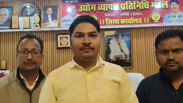 नए वजटसेखुशी होकर व्यापारियों ने मिठाई बांटकर करजताईखुशी जिला अध्यक्ष महेश सोनी सोनूकसौधन शुशीलजायसवालसहितदर्जनो लोग थे 