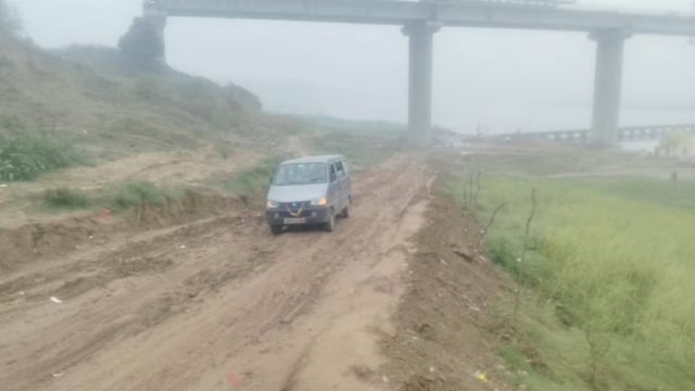 पिनाहट देर रात हुई बारिश के कारण चम्बल पहुंच मार्ग मे हुआ कीचड, दोपहिया एवं चारपाहिया वाहनो को निकालने मे करना पड़ रहा दिक्क़तो का सामना.