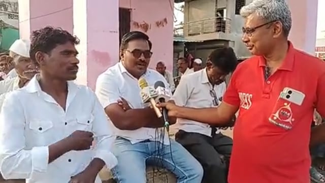 भाजप कार्यकर्त्यासोबत दिघंची जिल्हा परिषद गटात पारावर मारलेल्या गप्पा 