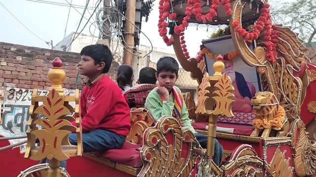 शाहजहांपुर में गुरु रविदास जयंती पर निकाली गई भव्य रैली
शाहजहांपुर। गुरु रविदास जयंती के अवसर पर आज शहर में भव्य रैली निकाली गई। रैली में बड़ी संख्या में अनुयायियों व समाज के लोगों ने सहभागिता की। रैली विभिन्न मार्गों से होते हुए आगे बढ़ी, जहां श्रद्धालुओं ने गुरु रविदास के विचारों और संदेशों का प्रसार किया। इस दौरान जयघोष और भक्ति गीतों से वातावरण भक्तिमय बना रहा। पुलिस प्रशासन द्वारा सुरक्षा व्यवस्था के पुख्ता इंतजाम किए गए थे।