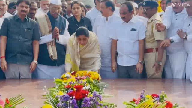 महाराष्ट्र राज्याच्या उपमुख्यमंत्री सुनेत्रा अजित पवार यांनी कराड येथील यशवंतरावजी चव्हाण स्मारकाला भेट दिली.