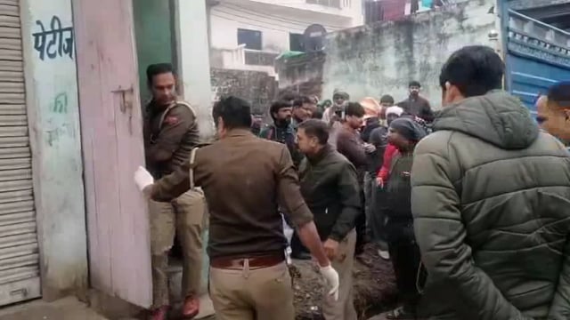 थाना सदर क्षेत्र गांव रोता में एक 35 वर्ष  महिला जिसका नाम पूनम है उसकी डेड बॉडी मिलने से फेली सनसनी स्थानीलोगों ने पुलि