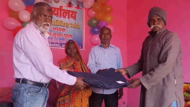 समाजसेवी सह भाजपा अति पिछड़ा मोर्चा के अध्यक्ष रामसुंदर गुप्ता ने 51 जरूरतमंद लोगों के बीच बाटे कंबल