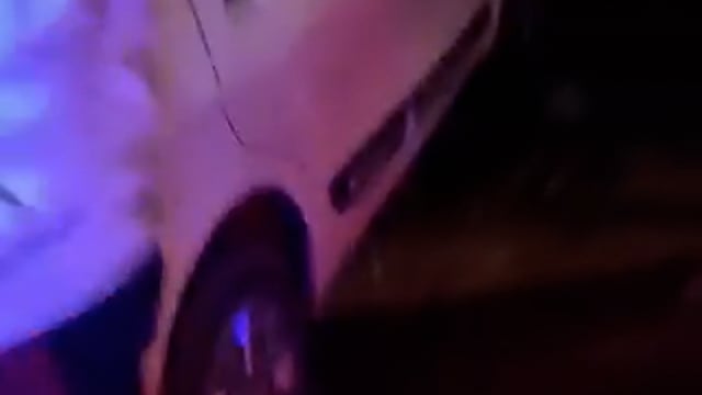 ▶️......हरियाणा नंबर की वैगनआर, शीशे पर प्रेस का स्टिकर, गाड़ी की छत पर शराब की बोतलें और सजे हुए ग्लास। मेरठ, यूपी में शाम ढलते ही सड़क पर यह नज़ारा दिखा। सूचना मिलते ही दरोगा जी मौके पर पहुंचे और मोबाइल से पूरी घटना रिकॉर्ड करने लगे।

आगे क्या हुआ, क्या बातचीत हुई—सब कुछ वीडियो में सुनिए…