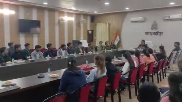 पुलिस–युवा समन्वय को सशक्त करने को SPEL कार्यक्रम का तृतीय चरण शुरू
शाहजहाँपुर।
पुलिस और युवाओं के बीच बेहतर समन्वय स्थापित करने के उद्देश्य से जनपद शाहजहाँपुर में Student Police Experiential Learning (SPEL) कार्यक्रम के तृतीय चरण का शुभारम्भ किया गया। यह कार्यक्रम भारत सरकार के युवा कार्यक्रम एवं खेल मंत्रालय तथा अपर पुलिस महानिदेशक, नियम एवं ग्रन्थ, उत्तर प्रदेश के पर्यवेक्षण में संचालित हो रहा है।