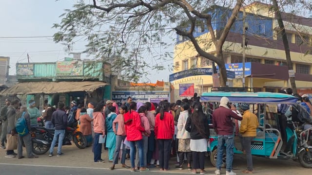 BANKA NEWS: परीक्षा के पहले दिन बौंसी में दिखा उत्सव सा माहौल, फूलों से हुआ इंटरमीडिएट परीक्षार्थियों का स्वागत