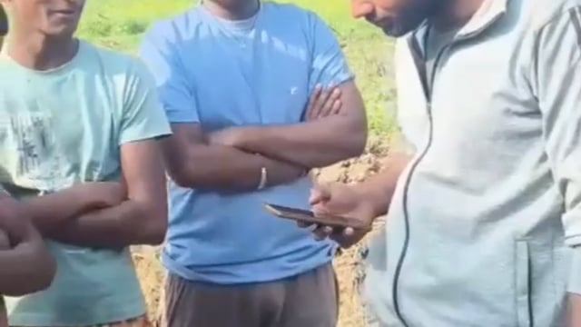 सोशल मीडिया पर एक तेजी से वीडियो वायरल हो रहा है, जिसमें एक प्राइमरी स्कूल के हेड मास्टर के द्वारा बच्चों के खाने का 