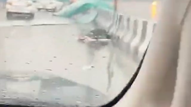 ▶️........यूपी के 26 जिलों में बारिश का अलर्ट*
*यूपी में अब ठंड के साथ बारिश और बिजली गिरने का संकट मंडरा रहा है। मौसम विभाग (IMD) ने 3 फरवरी के लिए अलर्ट जारी किया है। लखनऊ और प्रयागराज के आसपास 26 जिलों में मंगलवार को बारिश की संभावना जताई है। बाकी हिस्से में बर्फीली हवाओं और घने कोहरे का डबल अटैक देखने को मिलेगा !!