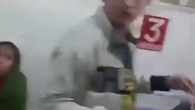 ▶️.....सीतापुर का जिला अस्पताल बना हेयर सैलून
ग़ज़ब लोग हैं भाई… एक युवक का पैर टूटा हुआ है, अस्पताल में भर्ती है, दर्द से कराहने के दिन होने चाहिए थे… लेकिन जनाब को सबसे बड़ी टेंशन बालों की हो गई
सोचा—बाल बढ़ गए हैं, कटवाने चाहिए… और सीधे अस्पताल की बेड पर ही नाई बुलाकर हेयरकट शुरू
आसपास दूसरे मरीज भी हैं, इलाज चल रहा है, ड्रिप टंगी है… और यहां हेयर कटिंग फुल स्विंग में

मामला यूपी के सीतापुर का है