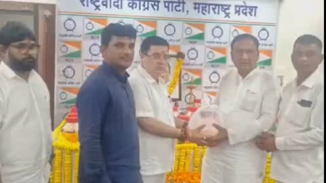 माजी आमदार अरविंद चव्हाण यांनी स्वतः बारामती मधुन दिवंगत अजित पवार यांच्या अस्थिकलश जालना ठिकाणी आणुन दर्शनासाठी ठेवला.