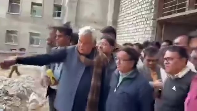 ▶️.....राजस्थान– किरोड़ी लाल मीणा सवाई माधोपुर मेडिकल कॉलेज के निर्माण कार्य का निरीक्षण करने पहुंचे तो गड़बड़ियां देखकर नाराज़ हो गए, उन्होंने XEN और AEN से कहा कि तुम्हें शर्म नहीं आती प्लास्टर के नाम पर मिट्टी डाल रहे हो और चोर लुटेरों की तरह देश को खा लिया, वहीं XEN राकेश दीक्षित ने आरोप लगाया कि मंत्री समर्थकों ने उन्हें, AEN और प्रोजेक्ट मैनेजर के साथ मारपीट की