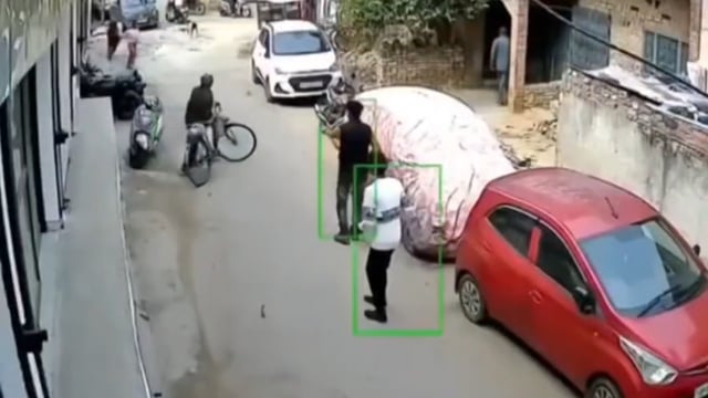 ▶️......लखनऊ: सांड का एक युवती को दौड़ाकर पैरों से रौंदने वाला सीसीटीवी वायरल
सांड का ये खौफनाक सीसीटीवी सोशल मीडिया पर हो रहा वायरल
स्थानीय लोगों ने यह मंजर देखा तो युवती को सांड के चंगुल से किसी तरह छुड़ाया
सांड की चपेट में आई युवती गंभीर रूप से घायल, अस्पताल में चल रहा इलाज
चौक थाना क्षेत्र स्थित चौपटिया का बताया जा रहा वायरल सीसीटीवी वीडियो।