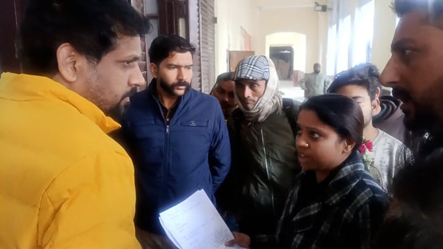 कलेक्टर ऑफिस में कैंट एरिया दुकानदारों ने ज्ञापन दिया की दुकान के आगे जेबीसी से खुदाई करी गई इससिलसिले में ज्ञापन 