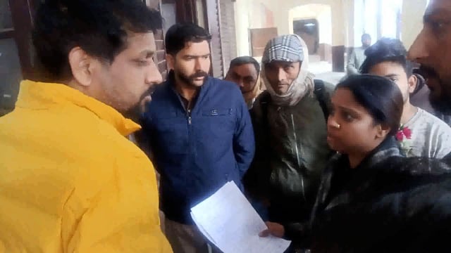 कलेक्टर ऑफिस में कैंट एरिया दुकानदारों ने ज्ञापन दिया की दुकान के आगे जेबीसी से खुदाई करी गई इससिलसिले में ज्ञापन 