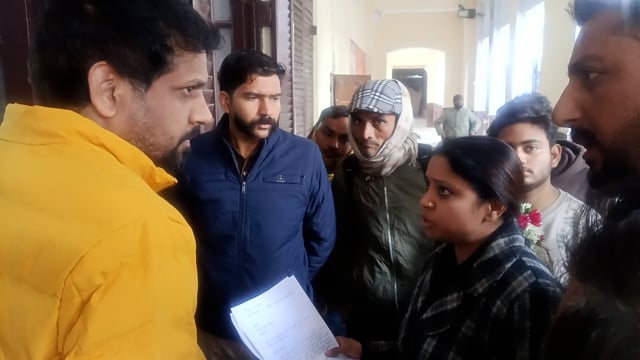 कलेक्टर ऑफिस में कैंट एरिया दुकानदारों ने ज्ञापन दिया की दुकान के आगे जेबीसी से खुदाई करी गई इससिलसिले में ज्ञापन 